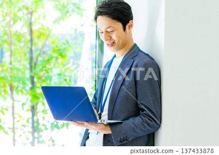 與便攜式計算機的一個商人 137433878