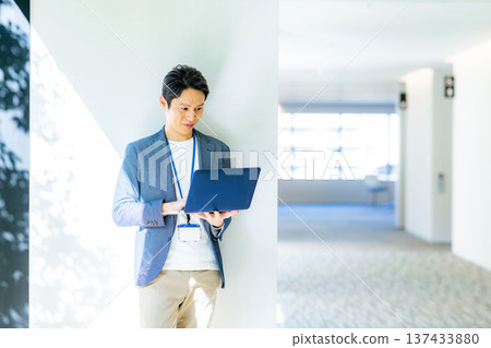 與便攜式計算機的一個商人 137433880