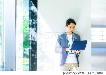 A businessman with a laptop computer 137433881