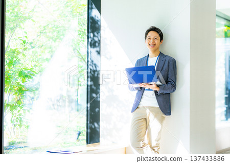 與便攜式計算機的一個商人 137433886