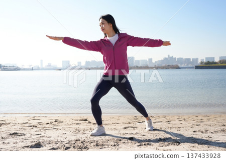 年輕女子在海邊做瑜伽 年輕女子在海邊做瑜伽 137433928