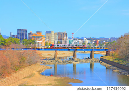 Okazaki City, Aichi Prefecture, scenery of the townscape of Okazaki City and Meitetsu train 137434092