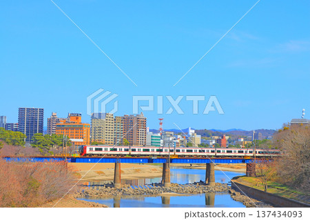 Okazaki City, Aichi Prefecture, scenery of the townscape of Okazaki City and Meitetsu train Okazaki City, Aichi Prefecture, scenery of the townscape of Okazaki City and Meitetsu train 137434093