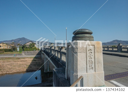 京都景色,包括出雲橋、鴨川、比叡山和大文字山。 京都景色,包括出雲橋、鴨川、比叡山和大文字山。 137434102