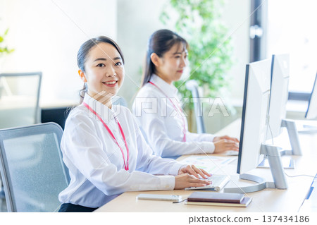 Business woman heading to PC 137434186