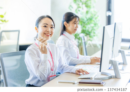 前往個人電腦的女商人 137434187
