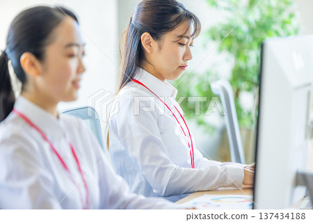 前往個人電腦的女商人 137434188