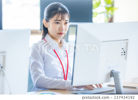 前往個人電腦的女商人 137434192