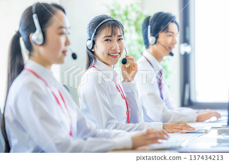 呼叫中心員工 137434213