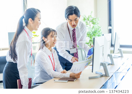 在辦公室工作的商務人士 137434223