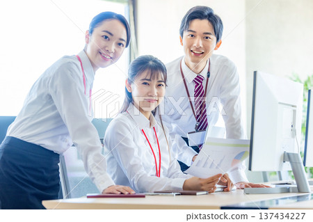 在辦公室工作的商務人士 137434227