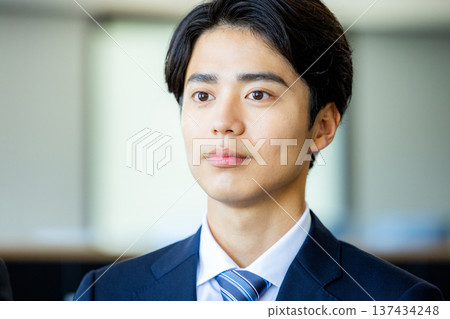 一個微笑的年輕商人 137434248