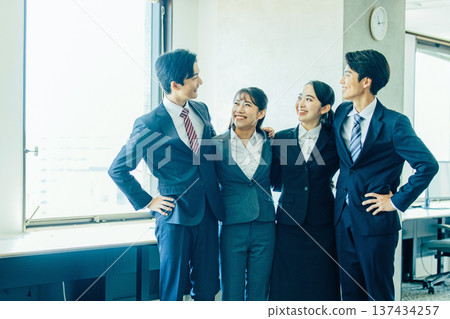 站在辦公室的商務人士 137434257