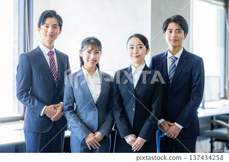 站在辦公室的商務人士 137434258