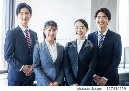 站在辦公室的商務人士 137434259