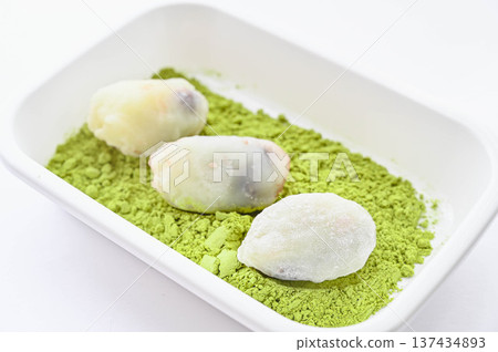 糯米糕,內餡是甜豆沙,表面撒有綠豆粉。 糯米糕,內餡是甜豆沙,表面撒有綠豆粉。 137434893