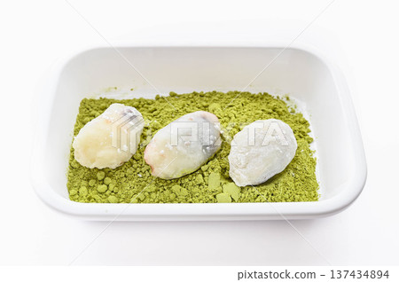 糯米糕,內餡是甜豆沙,表面撒有綠豆粉。 糯米糕,內餡是甜豆沙,表面撒有綠豆粉。 137434894