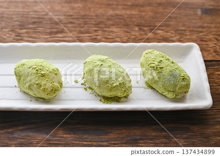 Matcha and soybean flour daifuku 137434899