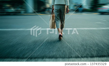 走路的女人 137435329