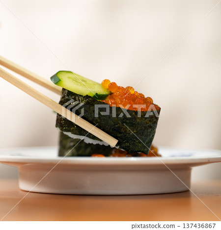 傳送帶壽司鮭魚籽 傳送帶壽司鮭魚籽 137436867