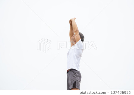 一個男人在伸展身體 137436935
