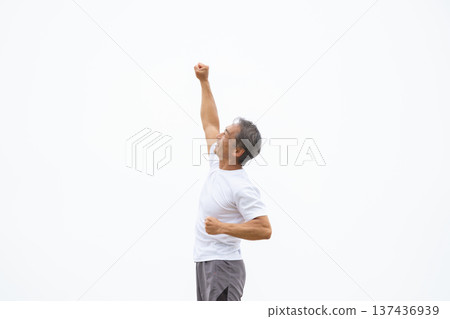 男子揮舞拳頭慶祝勝利 137436939