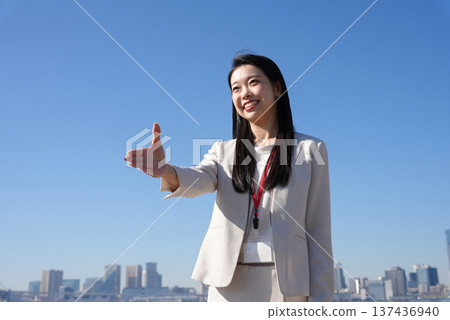 年輕女商人請握手 137436940