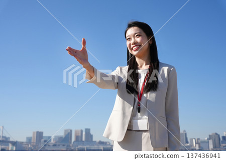 年輕女商人請握手 137436941