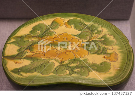 Ancient Chinese pottery exhibited in Luoyang Museum in Henan province, China Ancient Chinese pottery exhibited in Luoyang Museum in Henan province, China 137437127