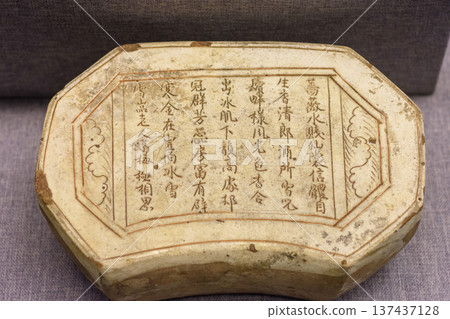 Ancient Chinese pottery exhibited in Luoyang Museum in Henan province, China Ancient Chinese pottery exhibited in Luoyang Museum in Henan province, China 137437128