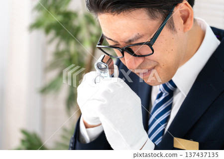 一名男子正在進行評估 一名男子正在進行評估 137437135