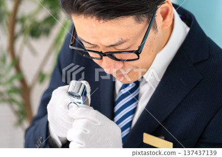 A man giving an appraisal 137437139
