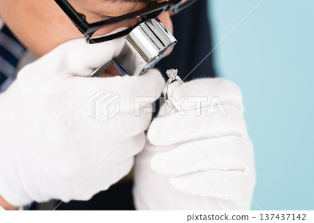 一名男子正在進行評估 一名男子正在進行評估 137437142