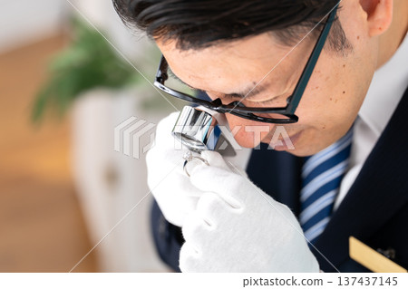 一名男子正在進行評估 137437145