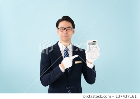 戴著白手套、手持計算機的男子 戴著白手套、手持計算機的男子 137437161