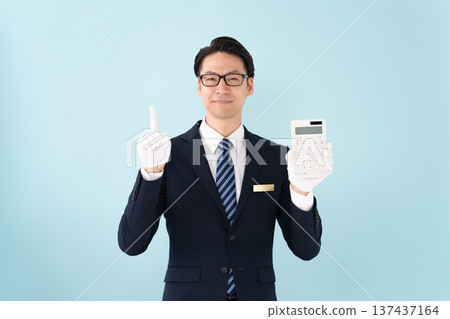 戴著白手套、手持計算機的男子 戴著白手套、手持計算機的男子 137437164