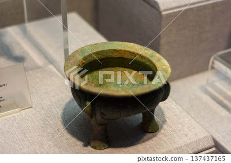Ancient Chinese bronze vessel (Ding) exhibited in Luoyang museum in Henan province, China Ancient Chinese bronze vessel (Ding) exhibited in Luoyang museum in Henan province, China 137437165