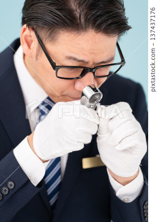 一名男子正在進行評估 137437176