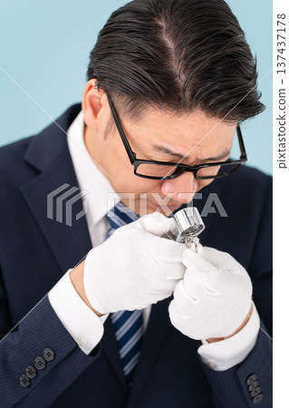 一名男子正在進行評估 137437178