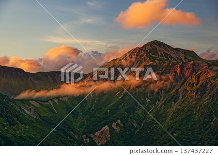 從北阿爾卑斯山脈雙六小屋眺望的夕陽下的鷲羽山 137437227