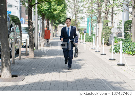 年輕男性商業運行 137437403