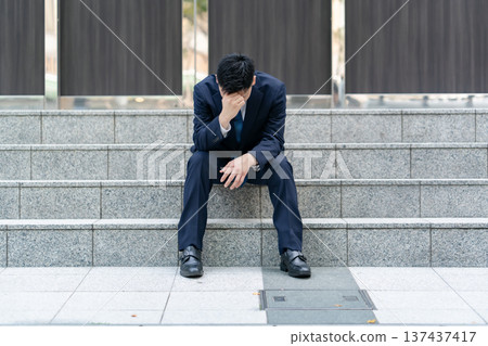 年輕男性生意憂心忡忡 137437417