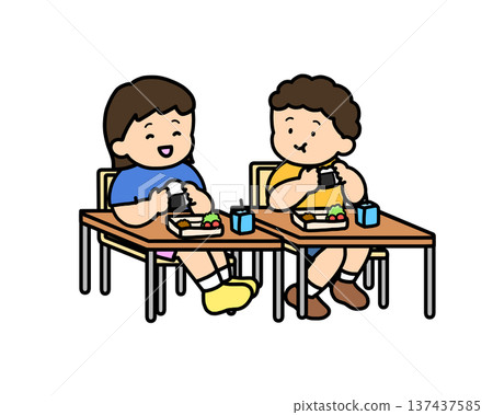 兩個孩子在教室裡吃飯團。 兩個孩子在教室裡吃飯團。 137437585
