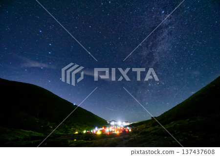 北阿爾卑斯山脈雙六鄉屋露營地的夜景以及北方的繁星點點 北阿爾卑斯山脈雙六鄉屋露營地的夜景以及北方的繁星點點 137437608