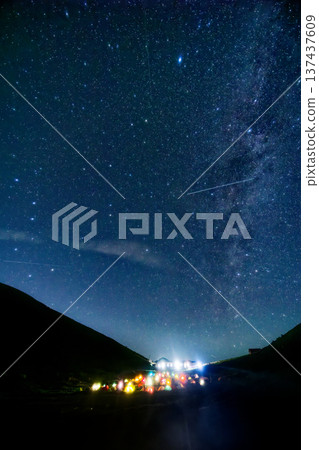 北阿爾卑斯山脈雙六鄉屋露營地的夜景以及北方的繁星點點 北阿爾卑斯山脈雙六鄉屋露營地的夜景以及北方的繁星點點 137437609
