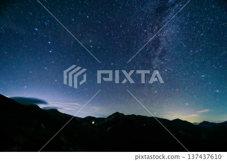從北阿爾卑斯山雙六小屋眺望星空和鷲羽山 從北阿爾卑斯山雙六小屋眺望星空和鷲羽山 137437610