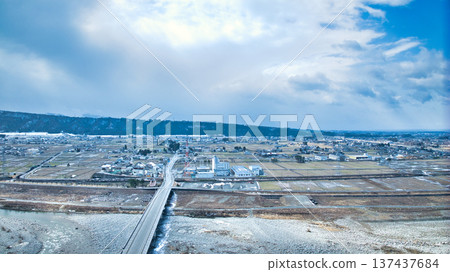 從日本富山縣東部黑部川上的權藏橋附近可以看到黑部川沖積扇。 137437684