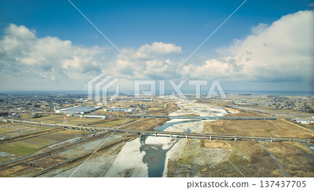 從日本富山縣東部黑部川上的權藏橋附近可以看到黑部川沖積扇。 從日本富山縣東部黑部川上的權藏橋附近可以看到黑部川沖積扇。 137437705