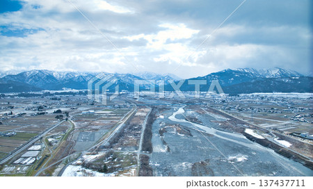 從日本富山縣東部黑部川上的權藏橋附近可以看到黑部川沖積扇。 137437711