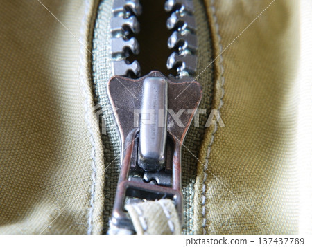 拉鍊的特寫照片 拉鍊的特寫照片 137437789